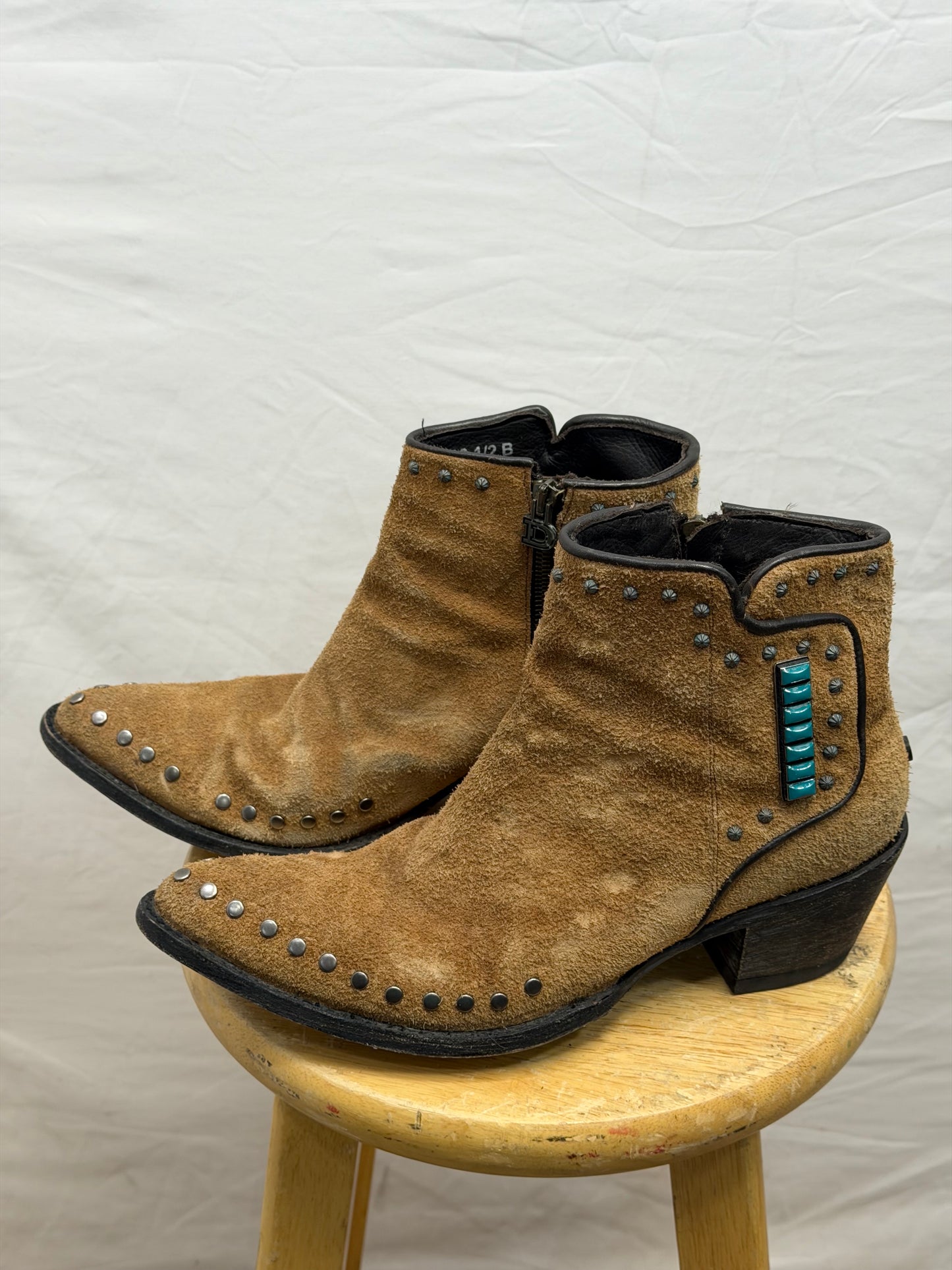 CF47-8 BUCKSKIN W/ TURQ BOOTIE 10.5