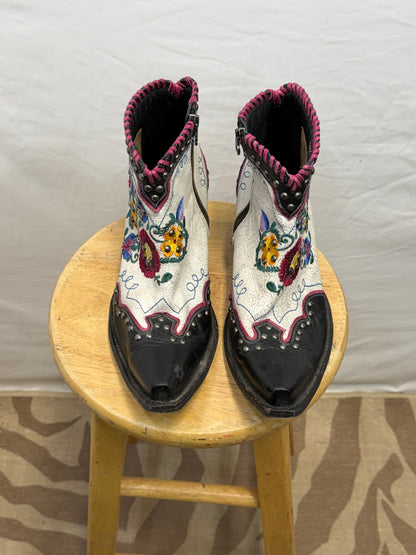 CF47-10 WHITE/FLORAL BOOTIE 10.5