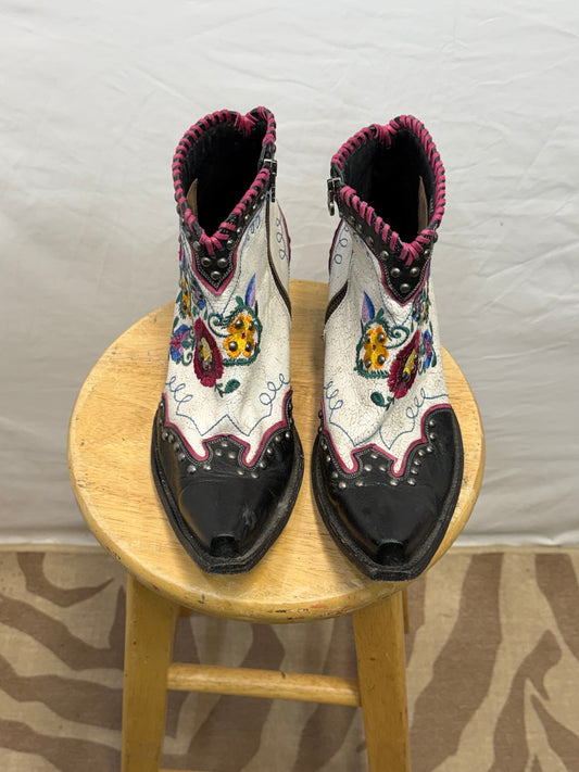 CF47-10 WHITE/FLORAL BOOTIE 10.5