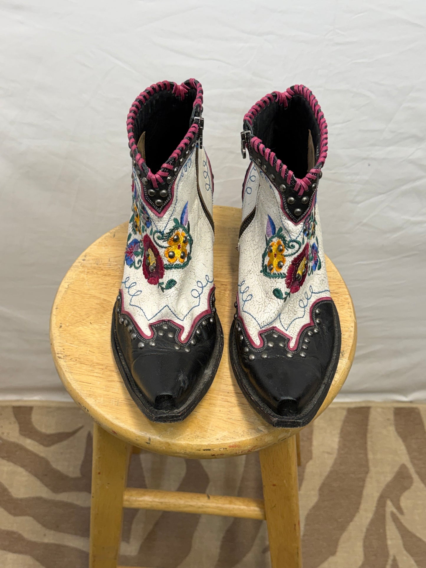 CF47-10 WHITE/FLORAL BOOTIE 10.5