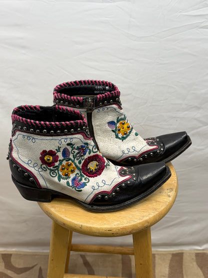 CF47-10 WHITE/FLORAL BOOTIE 10.5