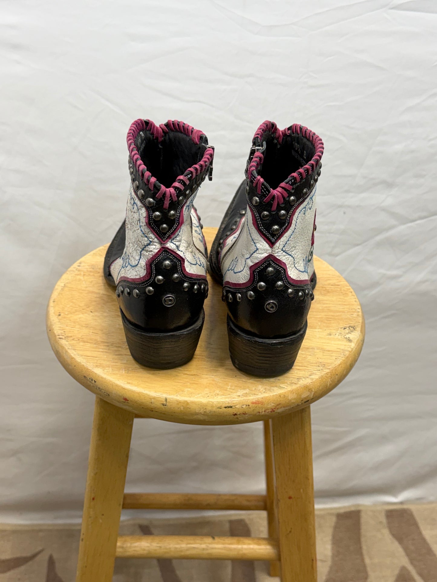 CF47-10 WHITE/FLORAL BOOTIE 10.5
