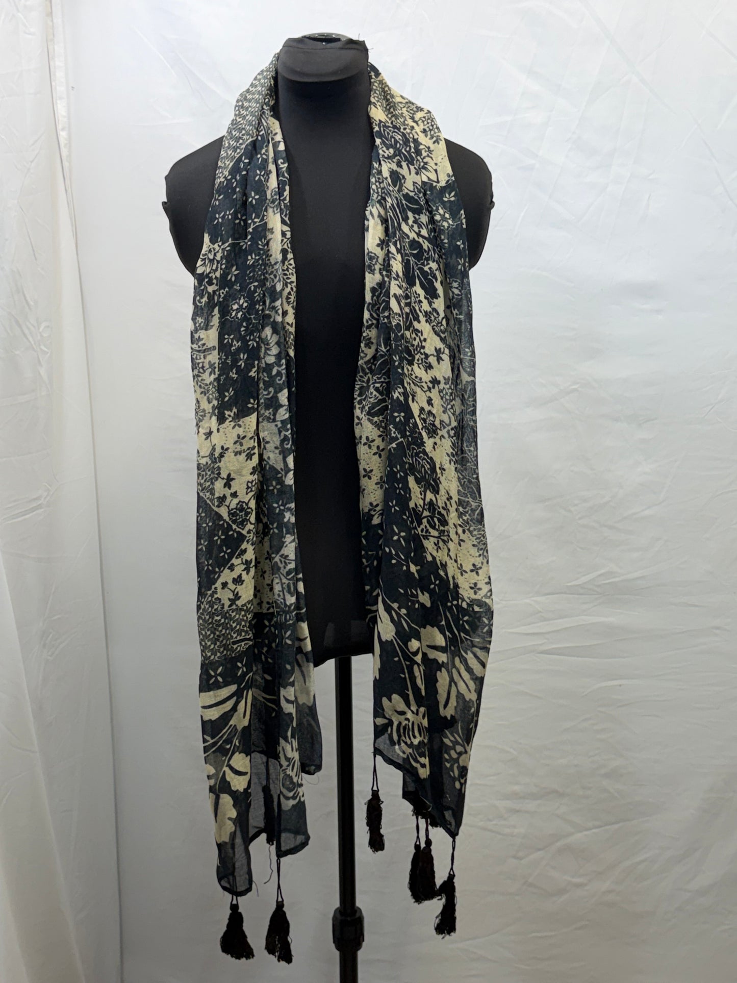 CF47-58 BLK/WHT OBLONG SCARF