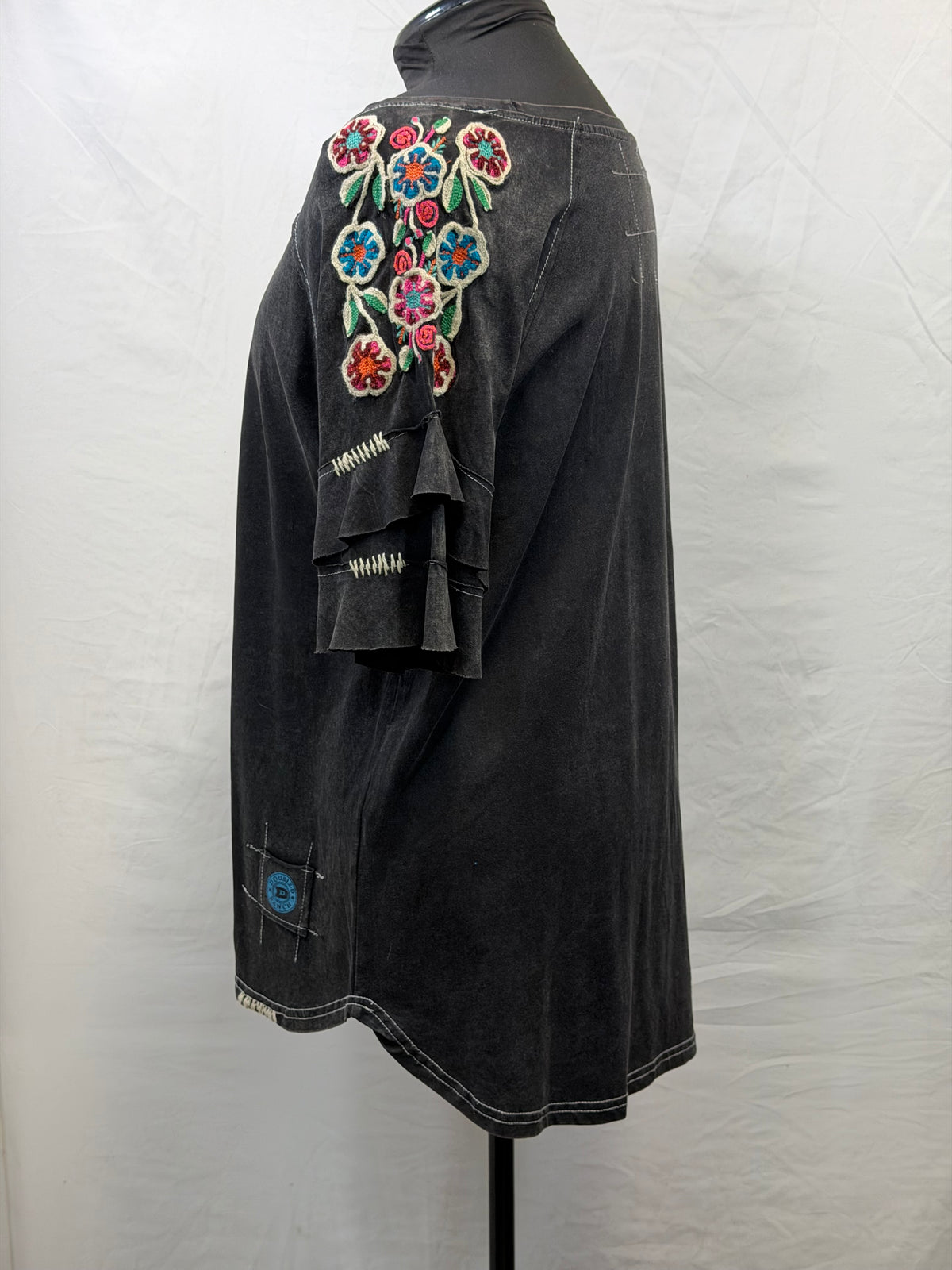 CF112-7 STONEWASHED BLK FLORAL TOP L