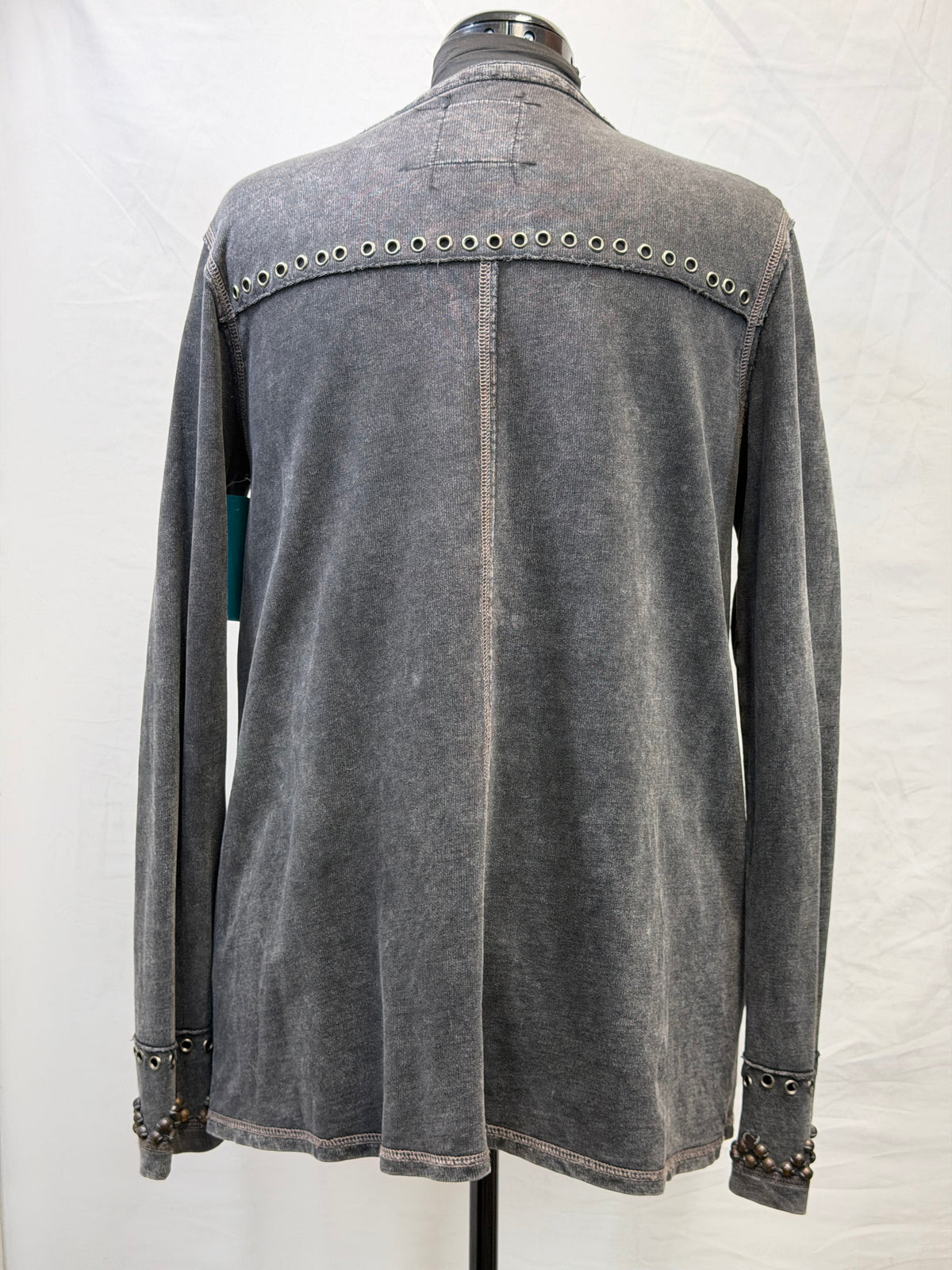 CF111-12 GREY GROMMET HENLEY TOP M