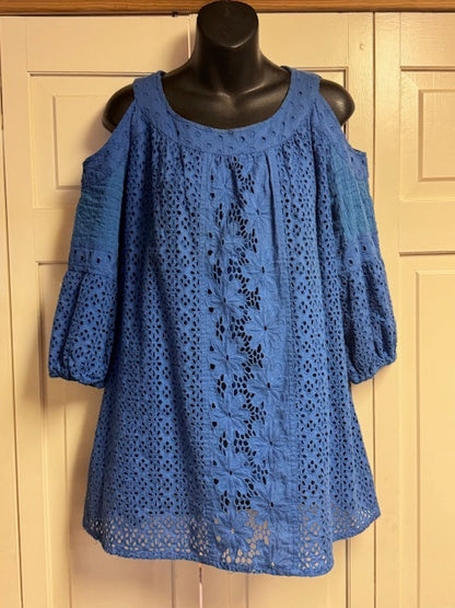 CF23-8  COLD SHOULDER EYELET TOP-XS
